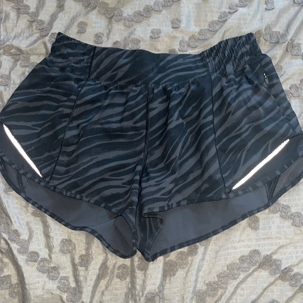Lululemon Hotty Hot 2.5 inch shorts